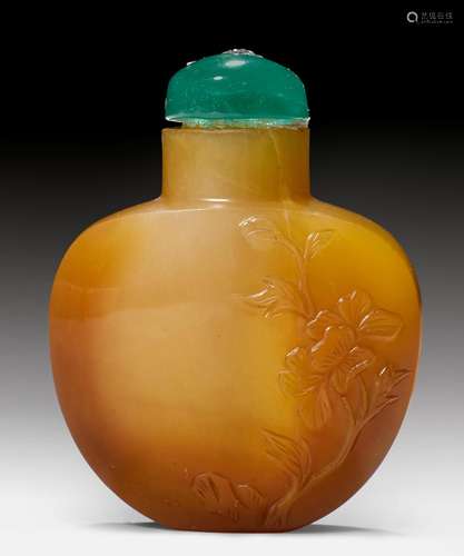 AN AGATE SNUFF BOTTLE.