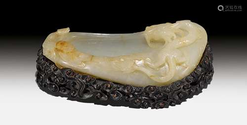 A BRUSH WASHER WITH FINELY CARVED DRAGON AND CHILONG.