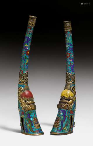 A PAIR OF DRAGON-HEAD CLOISONNE ENAMEL HORNS.