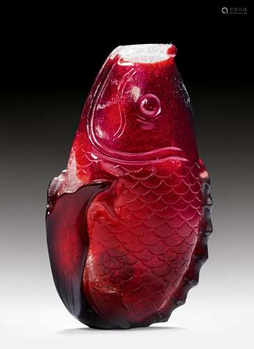 A SNUFF BOTTLE IN THE SHAPE OF A FISH.