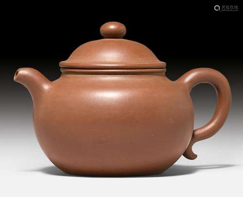 A SMALL YIXING TEAPOT.