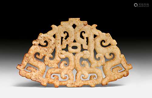 AN OPENWORK CARVED JADE PENDANT.