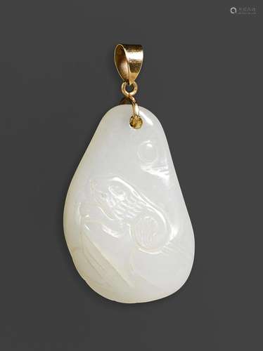 A PEBBLE SHAPED WHITE JADE PENDANT.