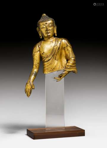 A GILT BRONZE BUST OF SHAKYAMUNI.