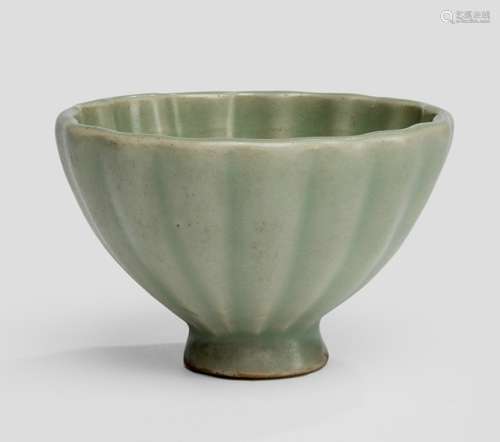 A RARE LONGQUAN CELADON-GLAZED MALLOW-SHAPED CUP