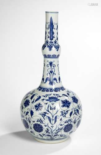 A VERY FINELY PAINTED BLUE AND WHITE FLOWER PORCELAIN VASE