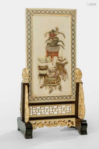 A FINE CARVED IVORY TABLE SCREEN WITH DEPICTION OF PRECIOUS ANTIQUES AND AN INCISED POEM, China, 18th/19th ct. - Openwork and relief carving with highlighting colours - Property from an old German private collection, assembled prior to 1990 - Very minor traces of age and age cracks