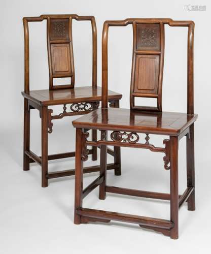 A PAIR OF HARDWOOD CHAIRS, China, 19th ct. With a slightly curved back with small rectangular carved ornament, the apron with stylized tigers at each end. - Property from a Dutch private collection - Minor traces of age, very minor nicks