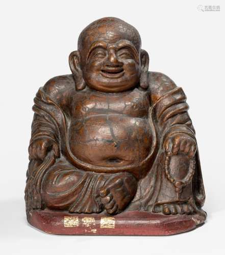 A LACQUERED WOOD FIGURE OF HVA SHANG, CHINA, Qing dynasty, seated at his ease on a red lacquered wood plinth with his right hand holding the bag and the left the rosary, wearing a wide-sleeved mantle falling around his prominent belly, his face showing a smiling expression with slit eyes below bushy eyebrows and bald head - Property from an Austrian private collection - Wear, very minor damages due to age