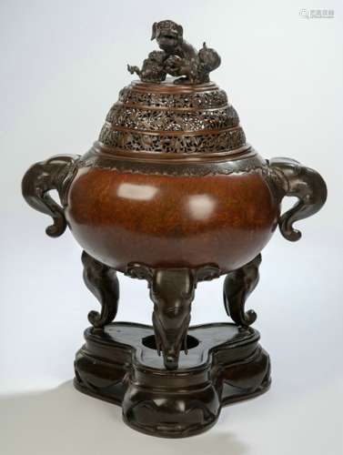 A LARGE BRONZE CENSER WITH LION HANDLE, China, 18th/19th ct. - Property from a German noble collection - With bronze stand - Traces of age