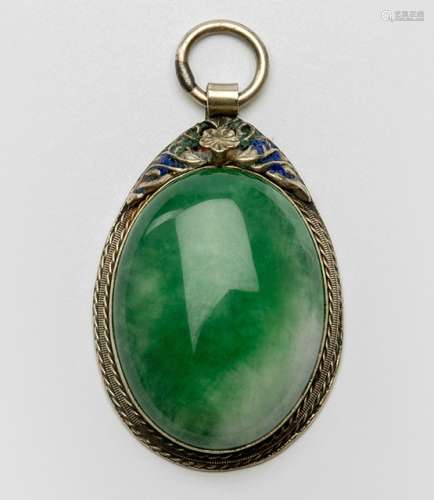 A JADE CABOCHON MOUNTED IN SILVER AS PENDANT WITH ENAMEL DECORATION, China, marked zuyin, tongde, late Qing/Republic period - Property from an Austrian private collection, assembled in the 1980s and 90s - Minor losses to enamel