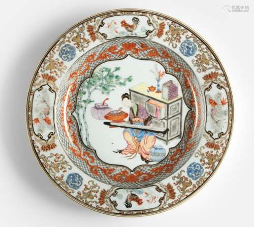 A FINE PLATE WITH 'EN GRISAILLE'-DECOR OF A LADY PLAYING THE QIN, China, Qianlong period. Two cocks and carps in cartouches around the rim. - Property from an old Belgian private collection, assembled between 1890 and 1940, by descent to the present owner - Very minor wear