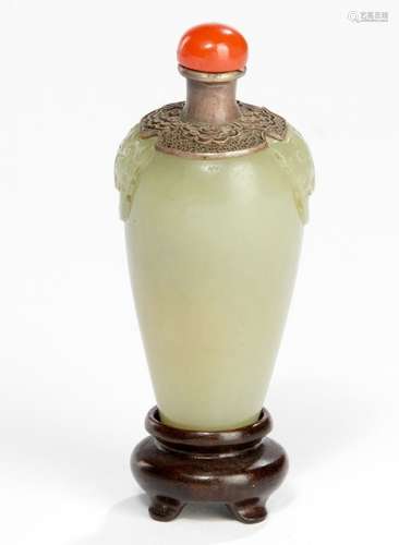 A SILVER-MOUNTED CELADON JADE SNUFFBOTTLE, China, 18th/19th ct. - Property from a Bavarian diplomate collection, assembled between 1920 and 1960 - Wood stand