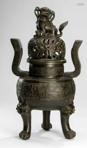 A DING-SHAPED BRONZE CENSER WITH FO-LION ON THE LID, China, ca. 18th ct. - Property from a German private collection, acquired before 1990 - Minor traces of age and use