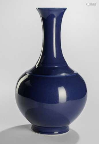 A MONOCHROME BLUE BOTTLE VASE, China, Guangxu six-character mark and of the period - Property from a Dutch private collection - Good condition