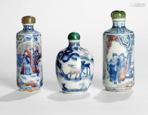 A GROUP OF THREE COPPER-RED AND BLUE AND WHITE PORCELAIN SNUFFBOTTLES, China, one with Yongzheng six-character mark, 18th/19th ct. - Property from a German private collection, assembled in the late 1960s - Stopper glued to mouth