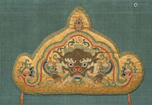 AN EMBROIDERY ON SILK, TIBET, 18th ct., mounted. The lobed panel embroidered with a central kirttimukha placed below an arch, showing a ferocious expression with bulging eyes below bushy eyebrows and a pair of hands - Property from an European private collection, bought 1973 in Italy - Very minor traces of age