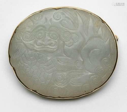 A CARVED JADE PANEL IN GOLDEN MOUNTS AS BROOCH, China, the jade 18th/19th ct. - Provenance: Former old North German private collection - The fitting of 585 14k gold - Good condition