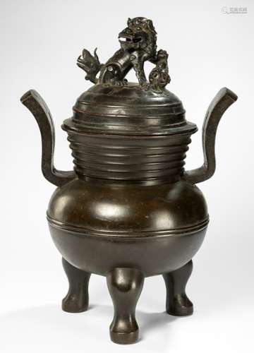A LARGE BRONZE CENSER WITH FO LION COVER, China, ca. 18th ct. - Property from the estate of a German private collector, assembled between 1970 and 2012 - Minor wear, cover rep.