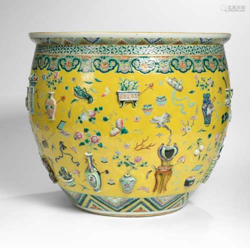 A LARGE YELLOW-GROUND ANTIQUITIES AND FISHPOND CACHEPOT. China, Guangxu period. The outer wall decorated with antiquities in relief. The inside painted with a lively fishpond scene with goldfish and water plants. - Property from an old Italian private collection, acquired between 1960 and 1990 - Minor wear, inside with some traces of use, few very small restorations