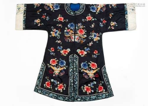 A MIDNIGHT BLUE LADY'S SILK ROBE WITH FLOWERS AND BUTTERFLIES, China, late Qing/Republic period. This midnight blue silk Lady's robe shows vivid embroidery decoration in rich colors. The embroideries depict floral arrangements and various traditional symbols such as fish, butterflies, or gourds. The hems at the lower part, collar and sleeves are featuring a broad, floral band embroidered in blue hues. Light silk bands decorated with courtiers amidst picturesque landscapes round off the sleeves. - Former property from an Austrian private collection - Good condition