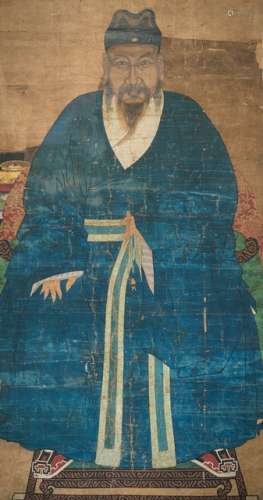 ANCESTOR'S PORTRAIT OF A SCHOLAR, China, ca. 17th/18th ct., Paper mounting, 138,5 x 74,5 cm, ink and colors on paper. Older portrait of a scholar in the costume of the Ming dynasty. The face is shaded, the bright colors even show gold pigment in the brocade parts - Property from a South German private collection - Wear, damage due to age