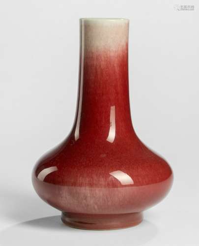 A PEACHBLOOM STYLE CRAZED VASE, China, 18th/19th ct. - Property from an old German collection, acquired in the 1980s and 90s - Minor chip to the foot