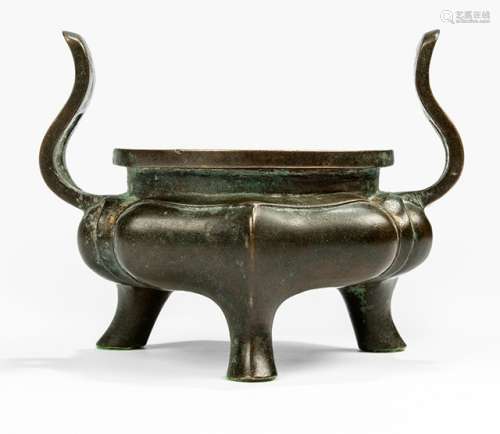 A LOBED BRONZE CENSER WITH CURVED HANDLES, China, 17th ct. - Property from a European private collection, acquired around ten years ago - Residue of gilding, traces of age