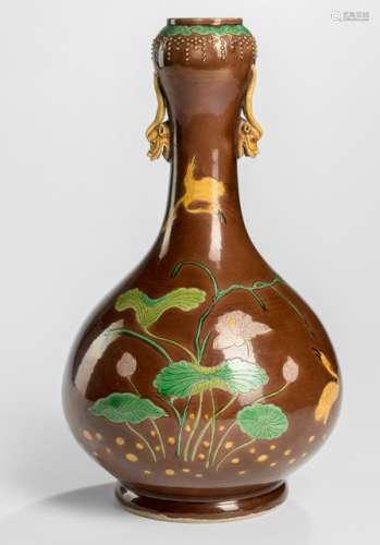 A FINE AND RARE BROWN-GROUND FAMILLE VERTE BISCUIT PORCELAIN BOTTLE VASE WITH LOTUS AND CRANE DECORATION, China, 18th ct. -  Provenance: Former North German private collection - Few short firing cracks to handles, good condition