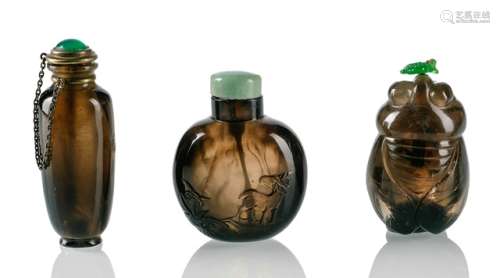 A GROUP OF THREE TRANSLUCENT SMOKY QUARTZ SNUFF BOTTLES, China, 19th ct. - Various shapes including a cicada, bulbous bottle and elongated vase, with fine hollowed bodies - From the collection of a member of the Family Baron von Goldschmidt-Rothschild, formerly Palais Grüneburg, Frankfurt on the Main - Good condition