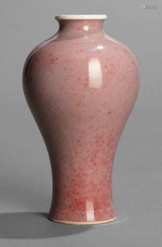 A SMALL PEACHBLOOM 'MEIPING', China, Kangxi six-character mark, Guangxu period - Property from an old German private collection, assembled prior to 1990 - With wood stand - Very minor firing crack to the foot