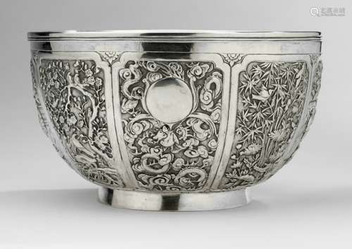 A LOBED SILVER BOWL, China, marked WH (Wang Hing), late Qing dynasty - Property from an Austrian private collection, acquired between 1983 and 1991 - Very slightly chipped