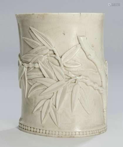 A VERY RARE IVORY BRUSHPOT WITH BAMBOO DECOR IN HIGH RELIEF, China, 18th/19th ct. - Property from a European private collection - Minor chips, minor traces of age, bottom repl.