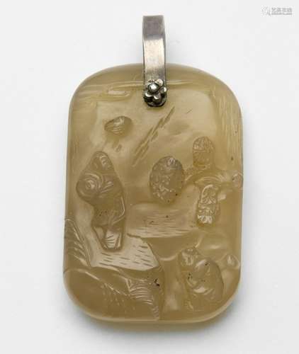 AN AGATE PENDANT WITH RELIEF CARVING OF FIGURES, China, 19th ct. - Property from a Dutch private collection, acquired before 1990 - Minor traces of age