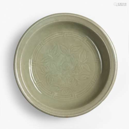 A LARGE 'LONGQUAN' CELADON PLATE WITH MINIMALISTIC FLOWER DECOR, China, Ming dynasty - Property from an old German private collection, acquired before 1980 - Very minor firing crack to the bottom