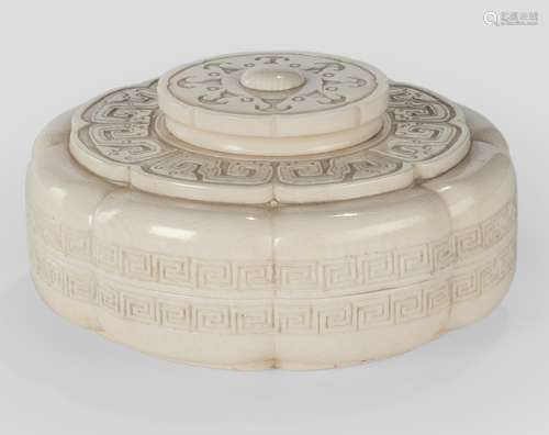AN UNUSUAL BLOSSOM-SHAPED IVORY BOX AND COVER WITH ARCHAIC DECORATION, China, four-character seal mark wohe jiaoyuan, late Qing dynasty - Former property from an old Berlin private collection - Inside at the cover short age crack, not through the body