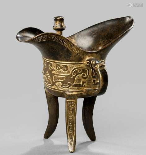 AN ARCHAIC 'JUE'-SHAPED BRONZE WINE VESSEL, China, 18th ct. - Property from a Dutch private collection - Small crack to one foot