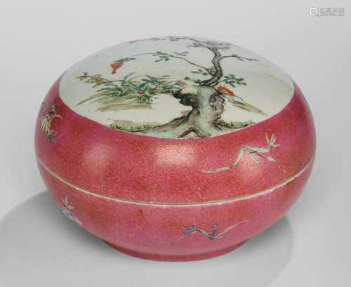 A LARGE PINK-SCRAFFIATO FAMILLE ROSE PORCELAIN BOX AND COVER, China, iron-red Qianlong seal mark, late Qing dynasty - Property from a German private collection, since at least 1982 in the property of the present owner - Very minor wear