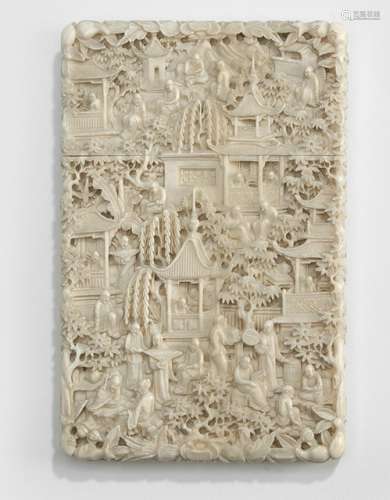 A FINE CARVED IVORY CARD HOLDER WITH DENSE ALLOVER DECORATION OF FIGURES IN A GARDEN SETTING, China, Canton, early/mid 19th ct. - Typical of export style ivory works with fine relief decoration - Property from a German private collection, acquired between 1970 and 1985 - Very few minute chips, otherwise fine condition