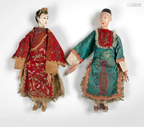 A PAIR OF PUPPETS WITH MOVEABLE HEADS, LEGS AND ARMS, CLAD IN SILK DRESSES, China, early 20th ct. - Traditional dolls as previously used in a puppet theatre - From an Austrian private collection, purchased between 1983 and 1991 - Traces of age, wear