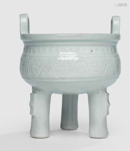 A WHITE-GLAZED PORCELAIN DING-SHAPED CENSER, China, 18th/19th ct. - Former property from an old Berlin private collection - Good condition