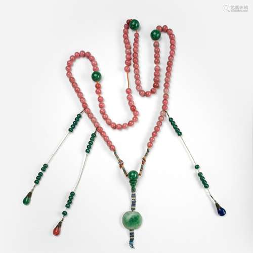A MANDARIN NECKLACE WITH 98 ROSE QUARTZ BEEDS AND GLASS PENDANTS IMITATING JADEITE, China, Qing dynasty - Property from an old Wu_rttembergian industrialist's collection, assembled between 1920 and 1980 - Slightly chipped, silk tassels partly cut