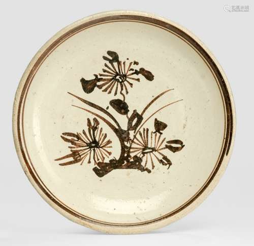 A CREAM-GLAZED BROWN DECORATED FLOWER CIZHOU PLATE, China, Ming dynasty - Property from a Bavaian private collection, bought in the early 1990's from Vallin Gallery - Few small overpainted glaze frits or chips to rim