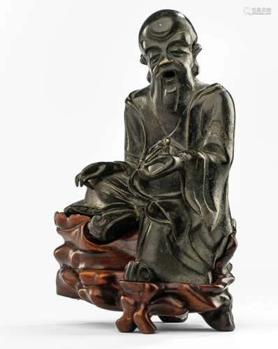 A BRONZE FIGURE OF SEATED SHOULAO, China, 17th ct., carved wood stand - Property from an old German industrialist collection, assembled between 1950 and 1990 - Very minor damages due to age