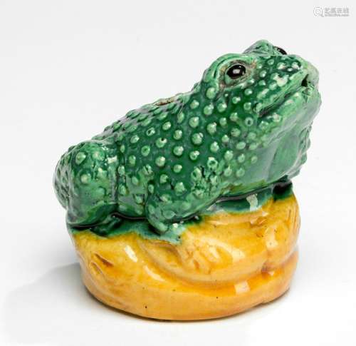 A BISCUIT PORCELAIN TOAD-SHAPED GREEN AND YELLOW-GLAZED WATERDROPPER. China, Kangxi period - Property from an old North German private collection - Very few tiny chips