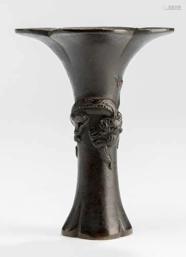 A BRONZE VASE WITH CHILONG, China, 18th ct. - Property from a German collection, assembled between 1960 and the late 1990s - Very small repair