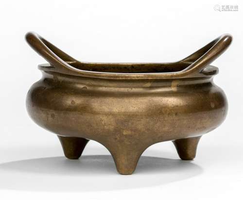 A BRONZE CENSER WITH TWO HANDLES, China, Xuande mark, ca. 18th ct. - Property from a Bavarian diplomat collection, assembled between 1920 and 1960 - Minor wear