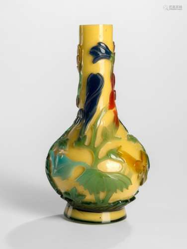 A CORN-YELLOW GROUND FIVE COLOR OVERLAY BEIJING GLASS BOTTLE VASE, China, 19th ct. - Provenance: From the collection of a member of the Family Baron von Goldschmidt-Rothschild, formerly Palais Grüneburg, Frankfurt on the Main - Very slightly chipped, partly slightly polished