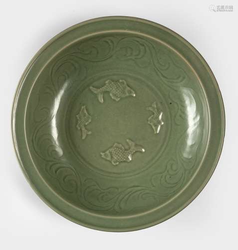 A LARGE CELADON PLATE WITH FOUR FISH, China, possibly Yuan dynasty - Property from a South German private collection, bought prior 1982 - Cf. Vgl. Krahl/Ayers 'Chinese Ceramics in the Topkapi Saray Museum', Vol. I Yuan and Ming Dynasty Celadfon Wares', London 1982, no. 64 (TKS15/230) - Good condition