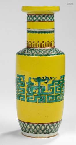 A SMALL YELLOW-GROUND ROULEAU VASE WITH ABSTRACT GREEN DECOR, China, Kangxi six-character mark, 19th ct. - Property from a German private collection, acquired ca. 70 years prior - Good condition
